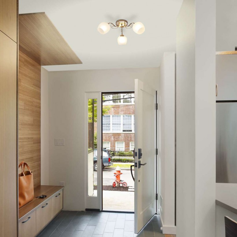 Узкая прихожая в современном стиле