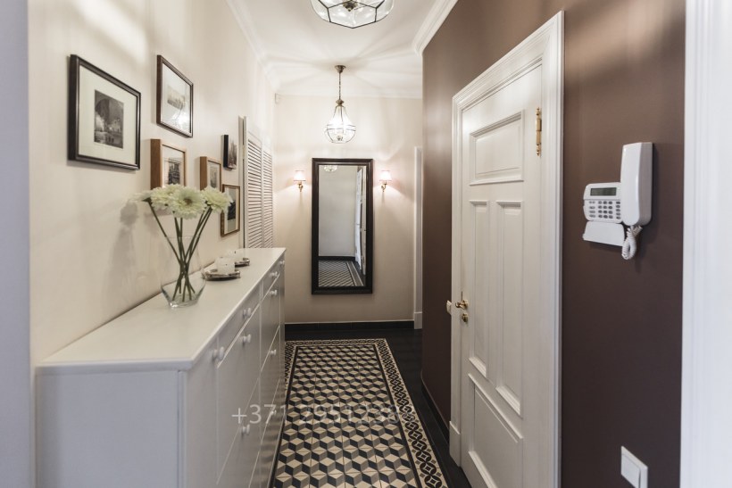 Прихожая в современном стиле в узкий коридор