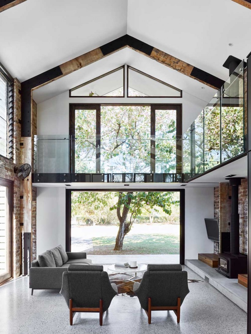 Мансарда с большими окнами