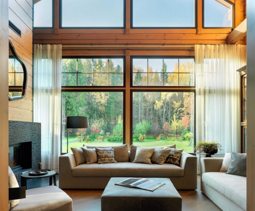 Гостиная с панорамными окнами в частном доме