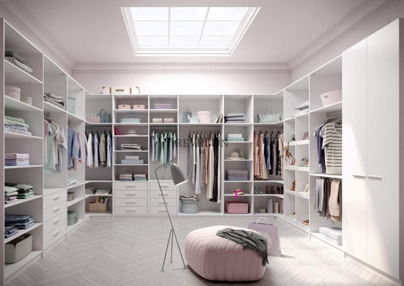 Гардеробная с окном