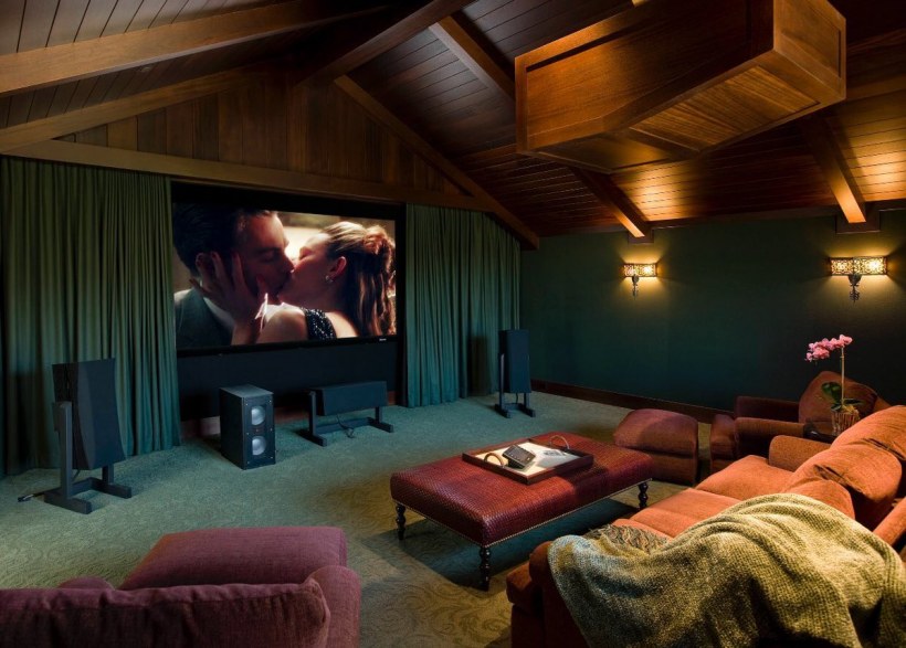 Домашний кинотеатр на чердаке