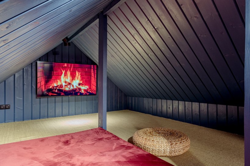 Проектор на мансарде комнате