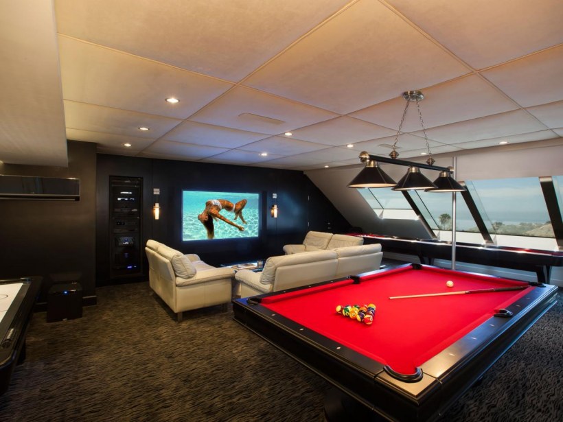 Деревянная панель в интерьере мансарды