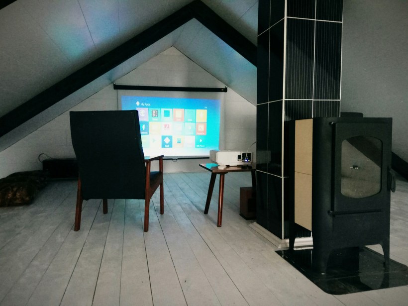 Темный интерьер кинозала