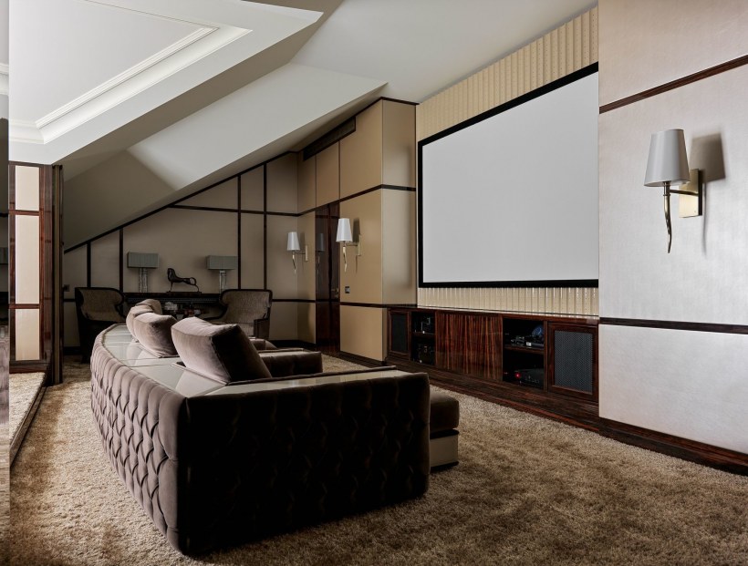 Интерьер домашнего кинотеатра на мансарде