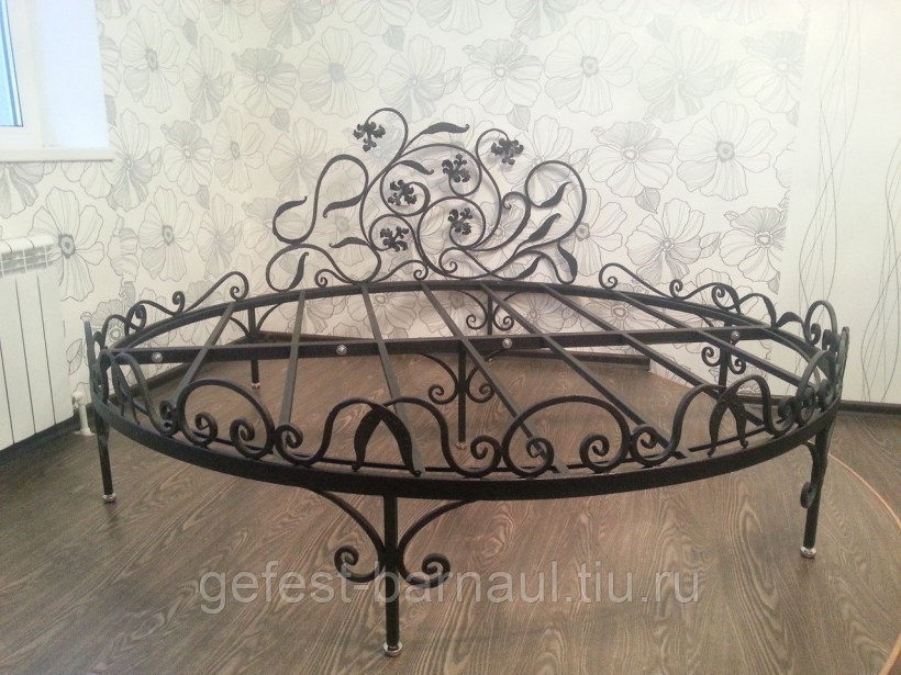Круглые кованые кровати