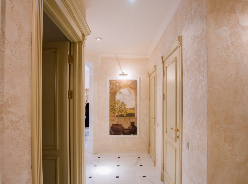 Декаритвнаяштукатурка в прихожей