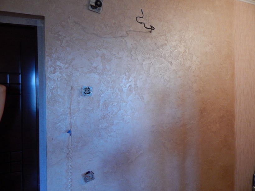 Фактурная краска для стен в прихожей