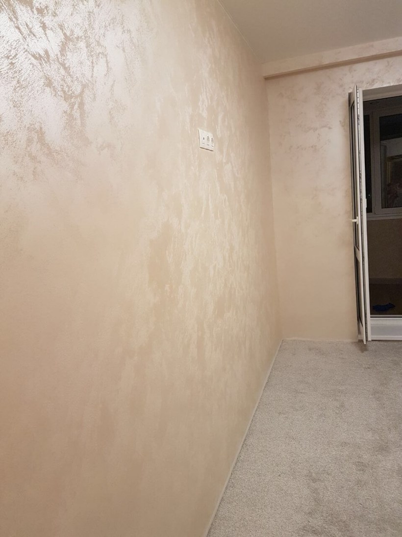 Короед штукатурка в комнате