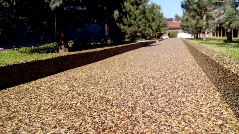 Разбитая дорога щебенка