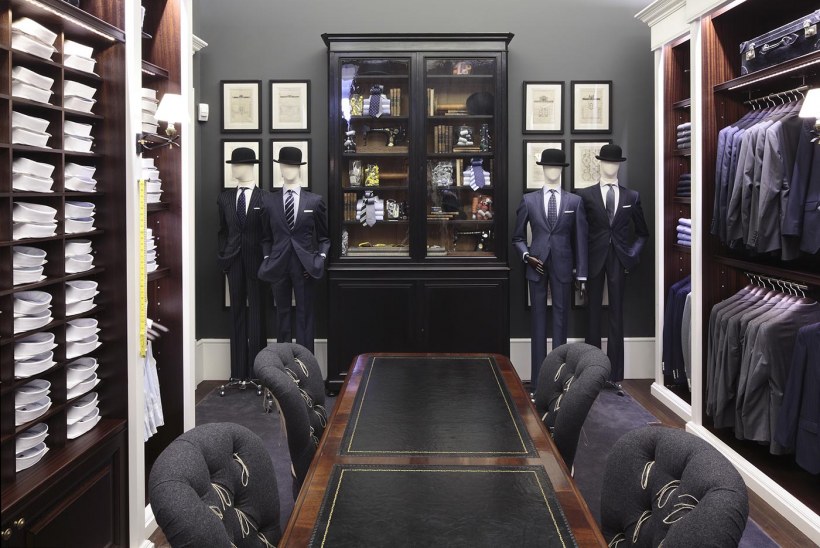 Интерьер в магазине мужские костюмы