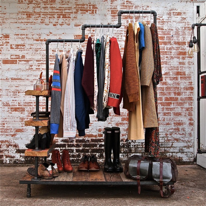 Вешалка для вещей в стиле лофт