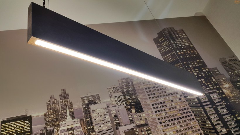 Напольный плинтус с подсветкой PN 080 led Евровуд