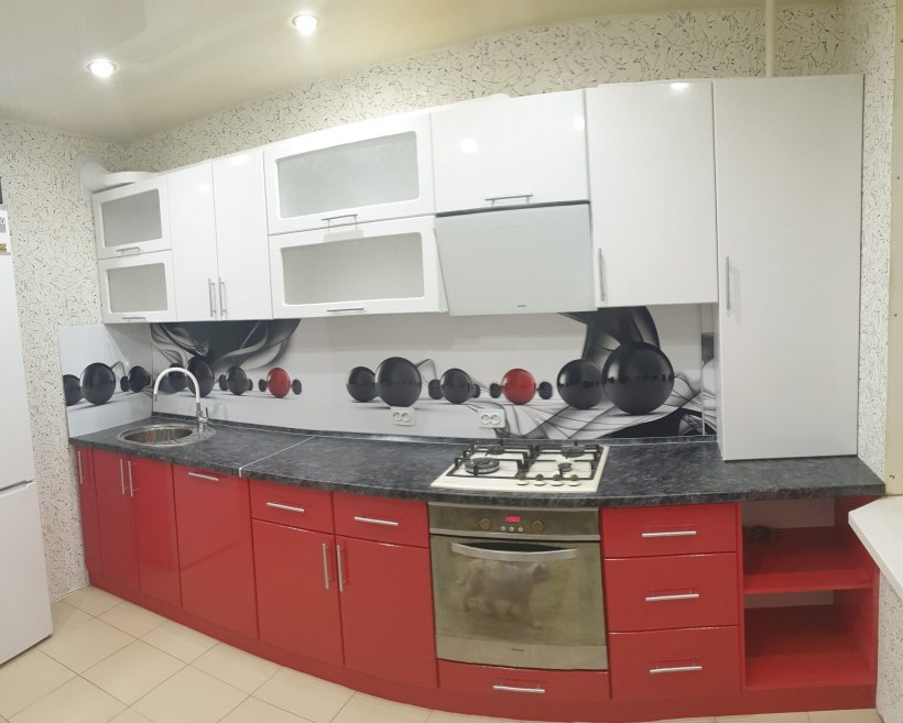 Фартук для красной кухни из пластика