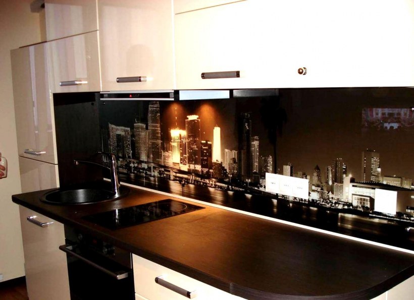 Стеклянные фартуки для темной кухни