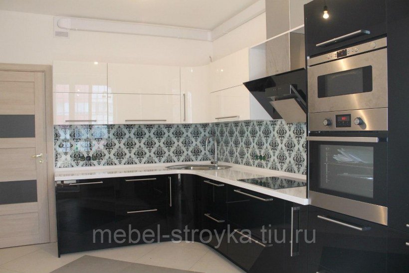 Черно белая кухня