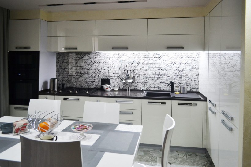 Фартук для белой глянцевой кухни