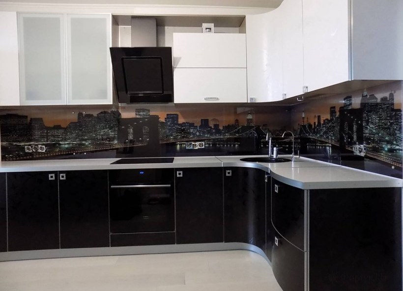 Фартук к черно белой кухне с черной столешницей для кухни