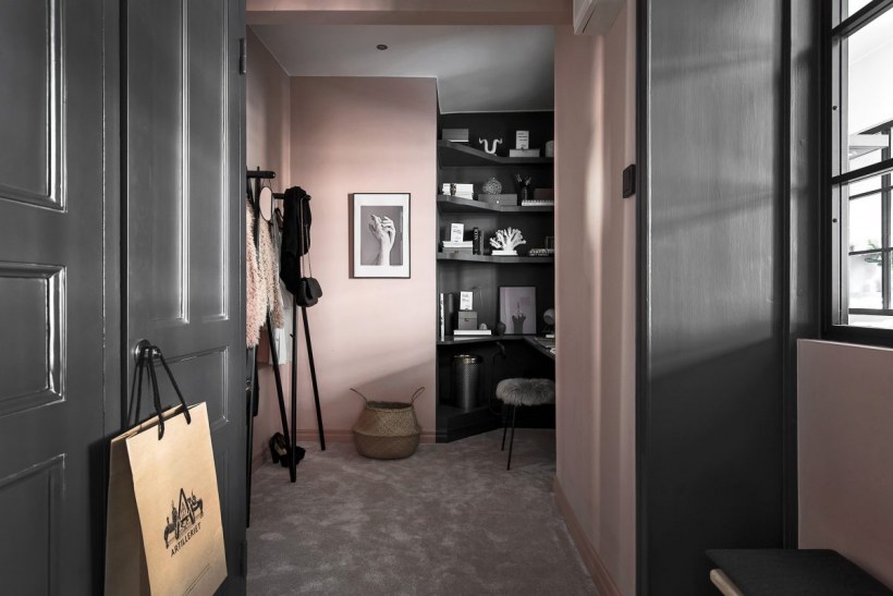 Серо розовая прихожая