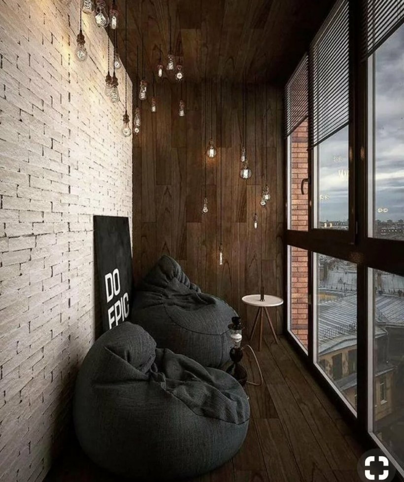 Уютный маленький балкон