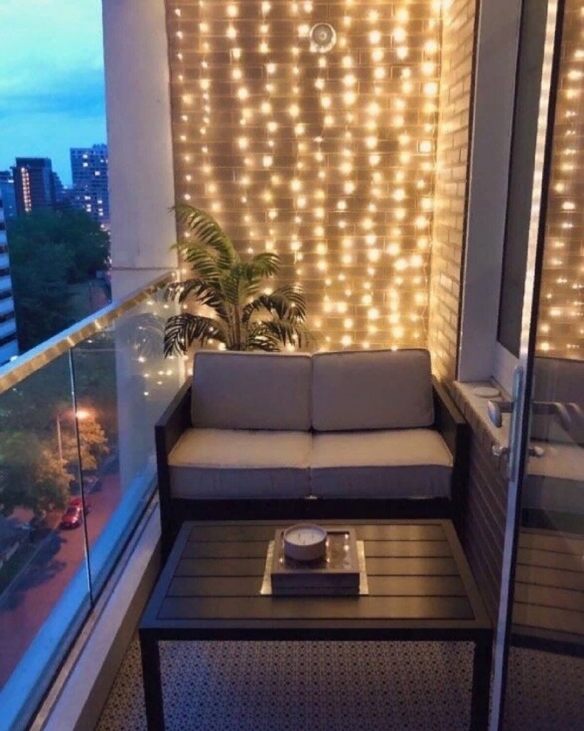 Уютный балкон с подсветкой