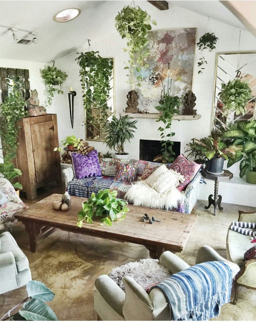 Комната в стиле бохо с растениями