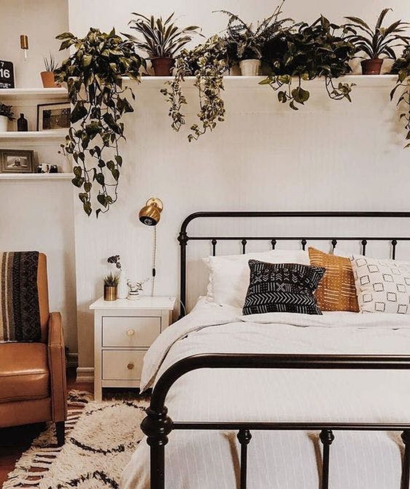 Полка над изголовьем кровати