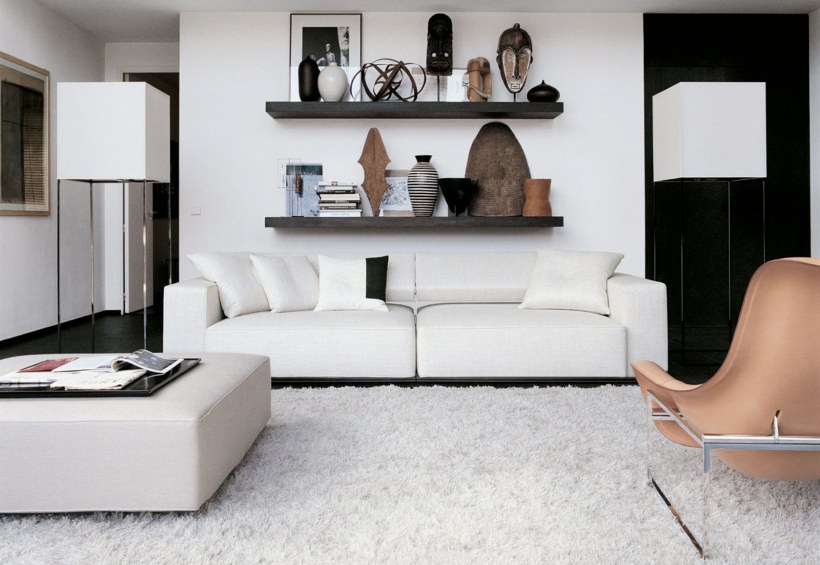 Гостиная с белым ковром
