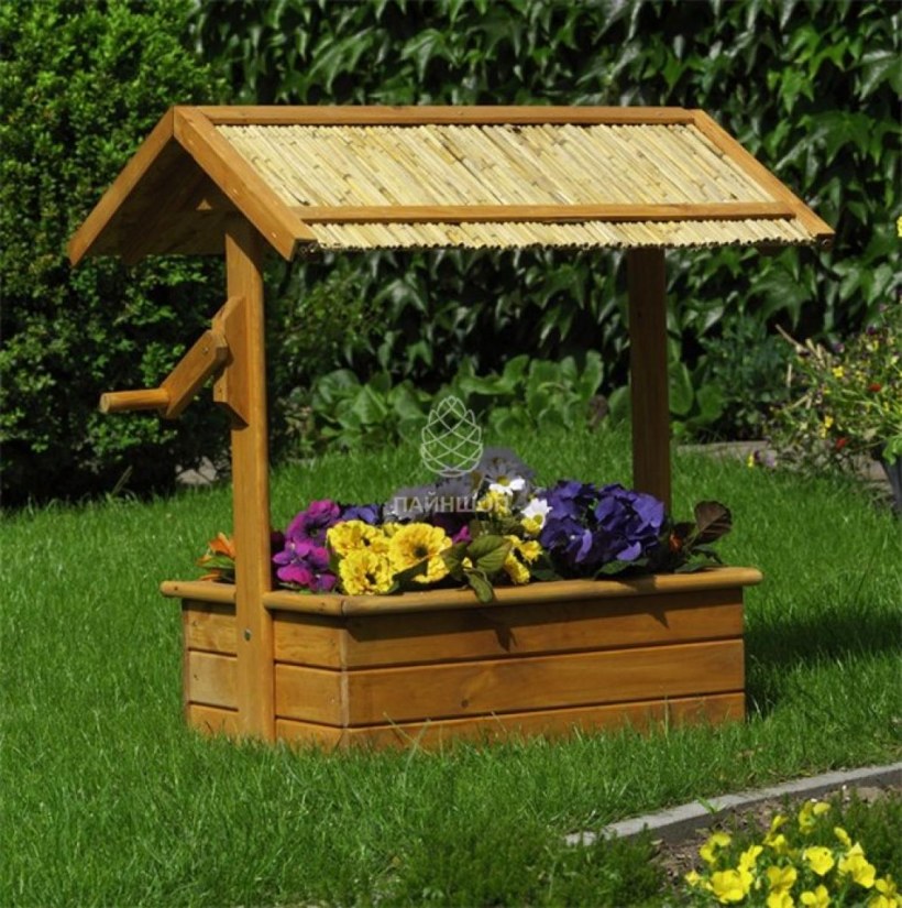 Декоративный колодец клумба