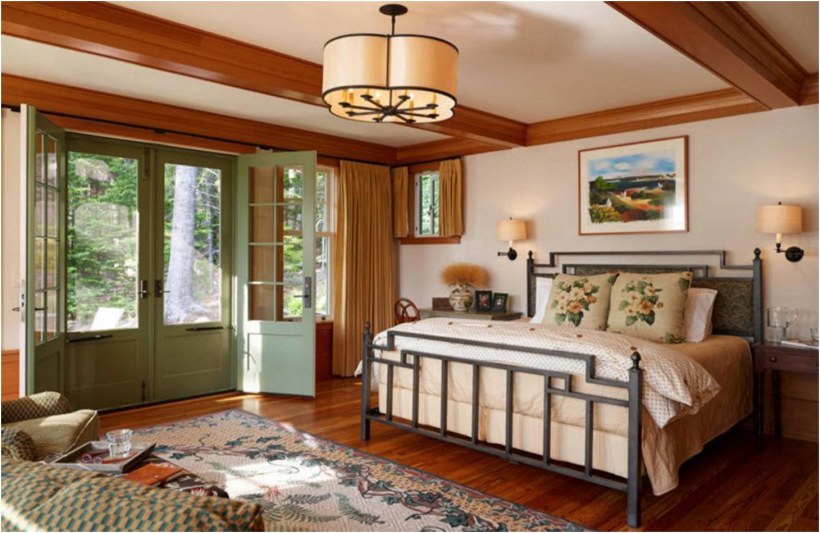 Спальня с балками на потолке