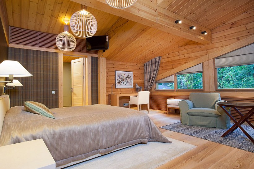 Интерьер спальни в загородном доме