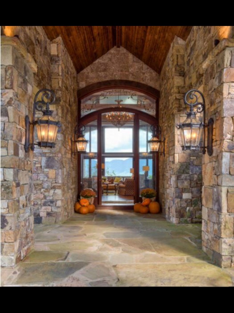 Прихожая в замковом стиле