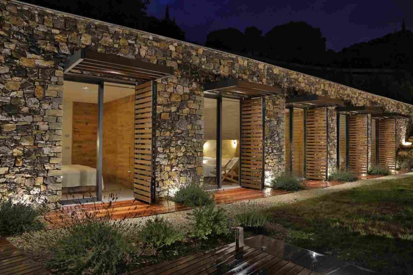 Одноэтажный дом из дикого камня