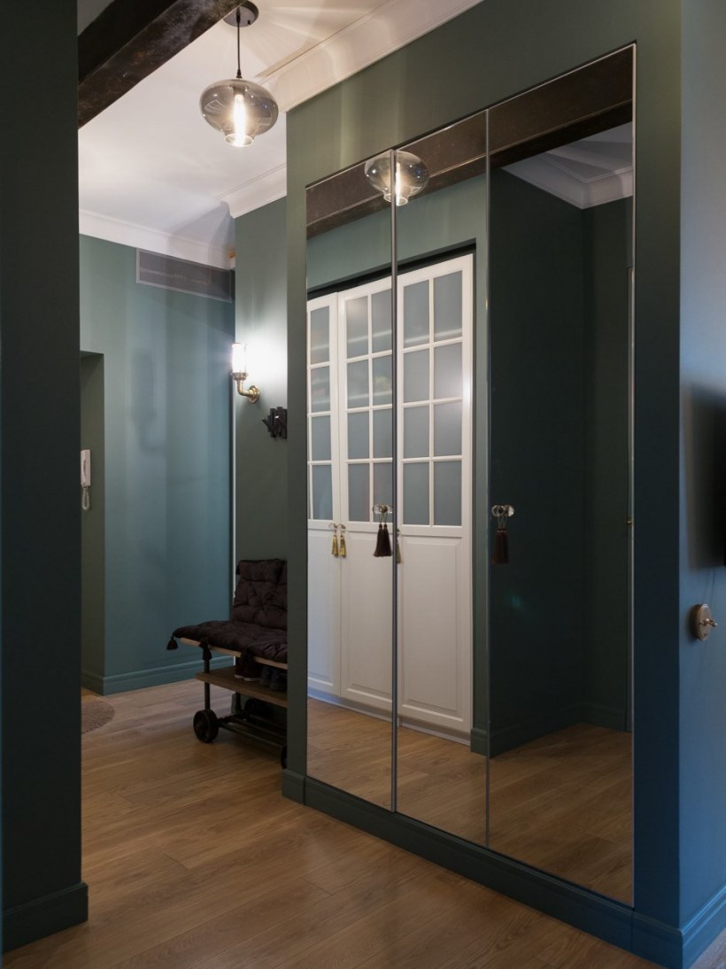 Встроенные шкафы в интерьере прихожей