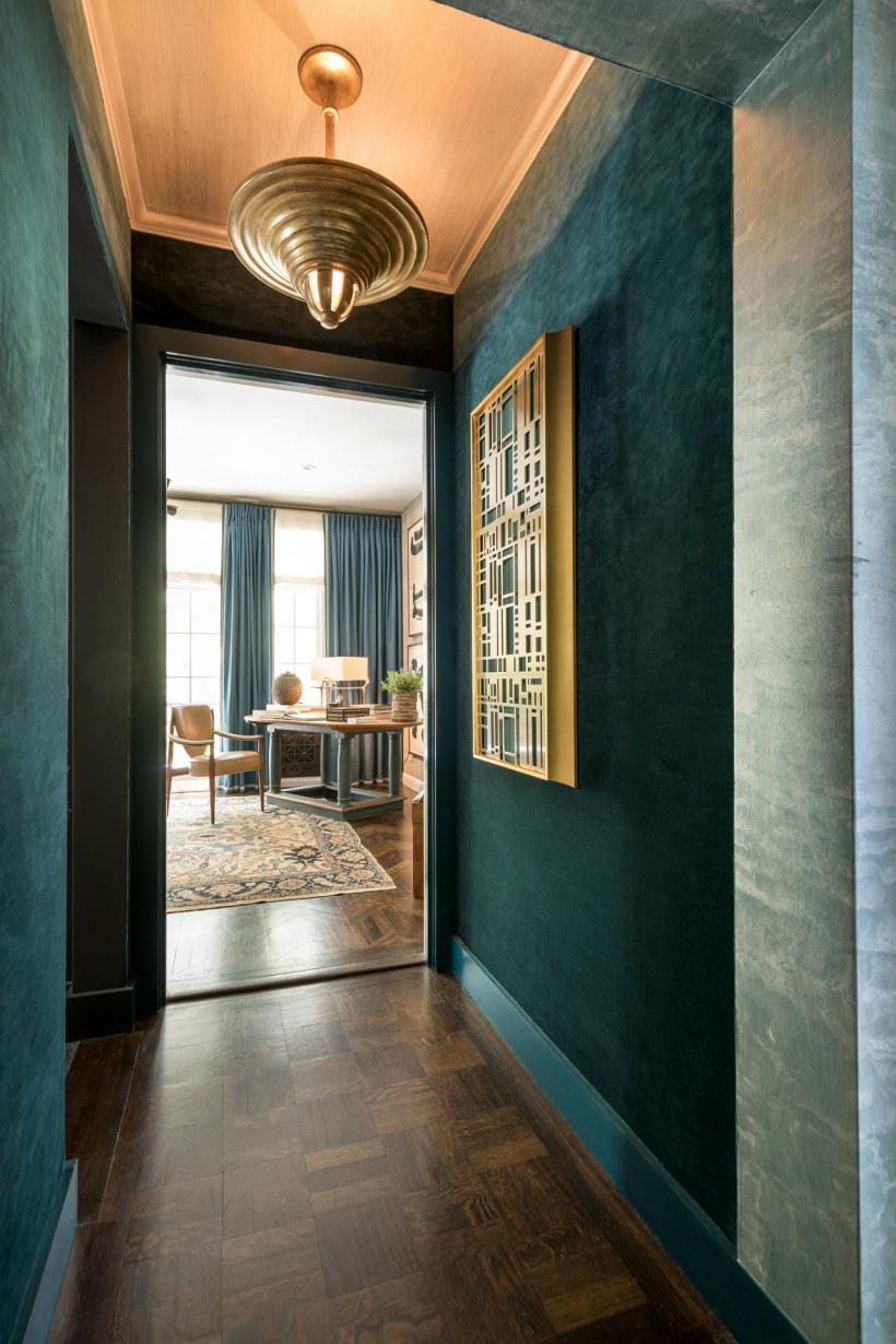 Изумрудный цвет в интерьере прихожей