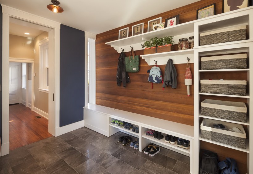 Ламинат на стене в коридоре