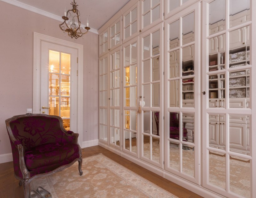 Раздвижные двери в интерьере гостиной