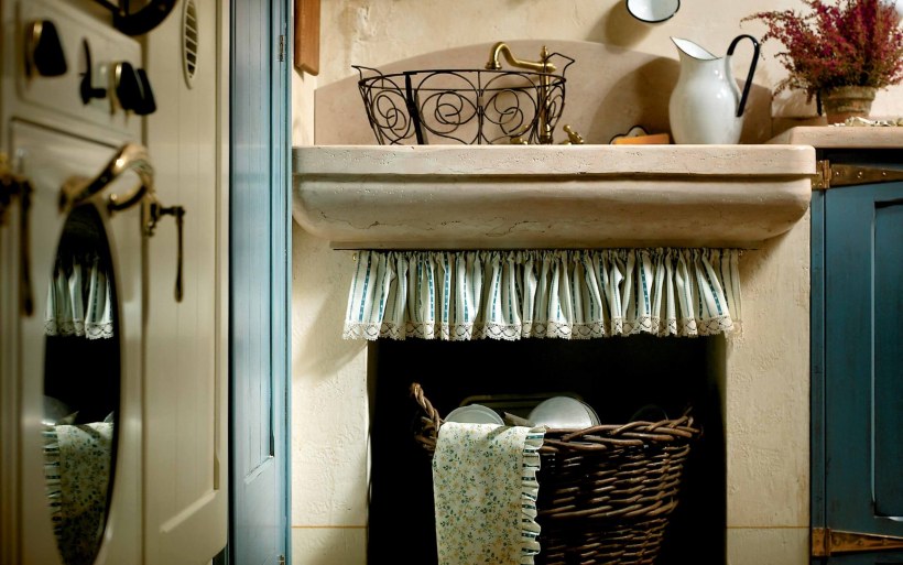 Кухонная мебель с занавесками