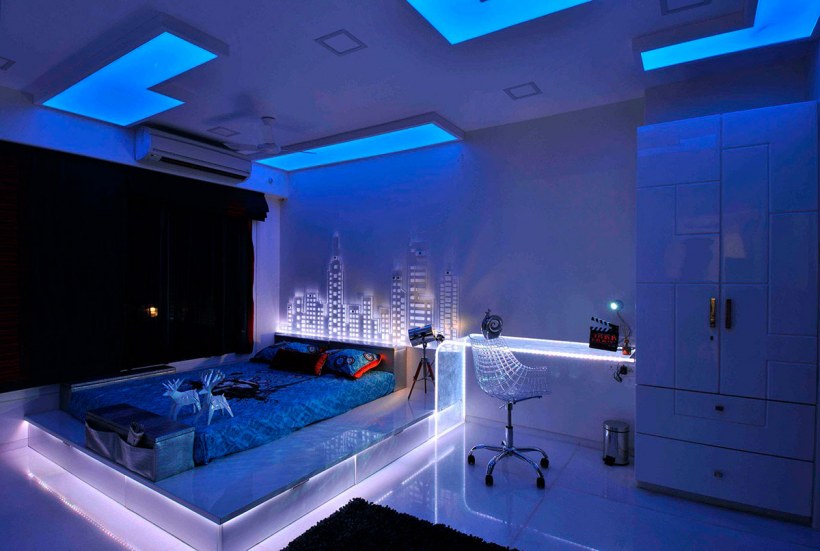 Спальня с неоновой подсветкой