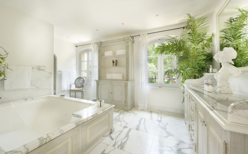 Ванная в доме светлая