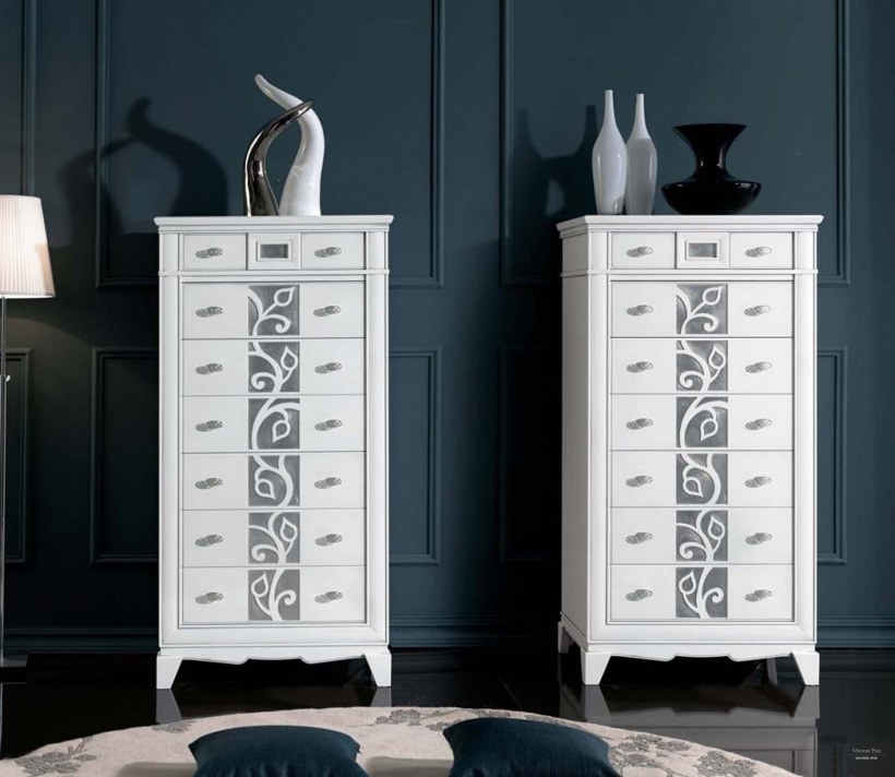 Комод с орнаментом