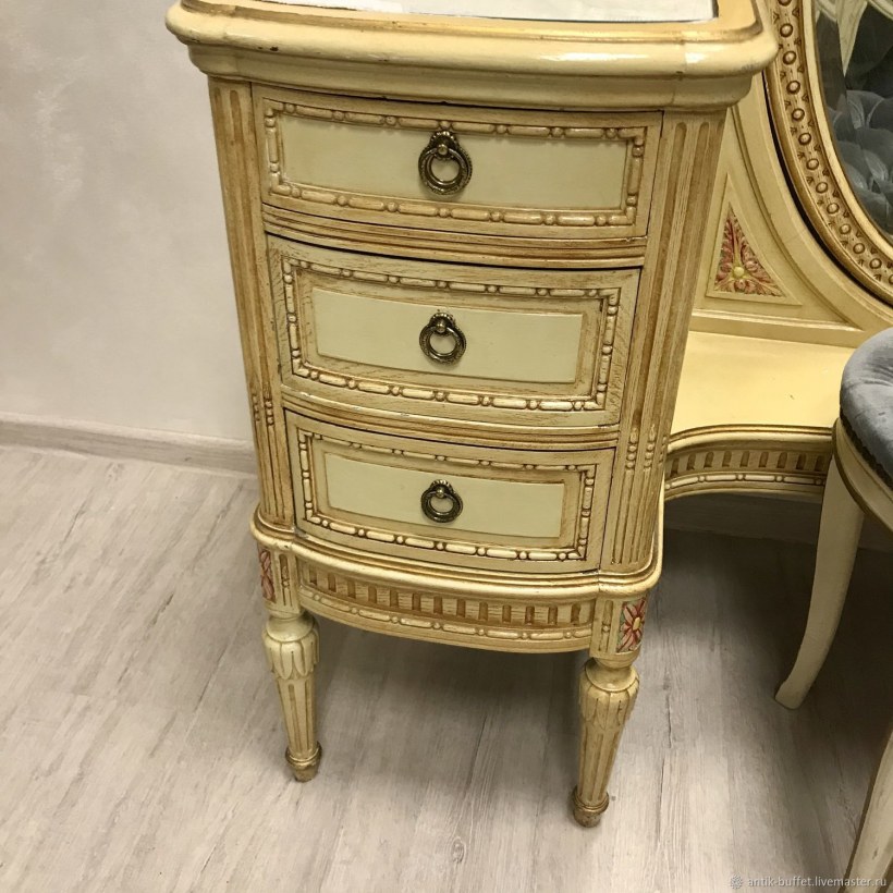 Антикварный столик