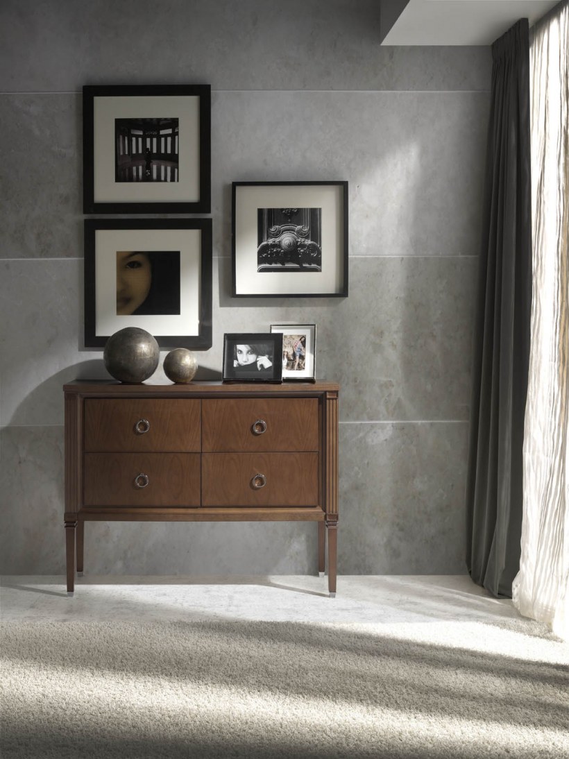 Комод в неоклассическом стиле на ножках