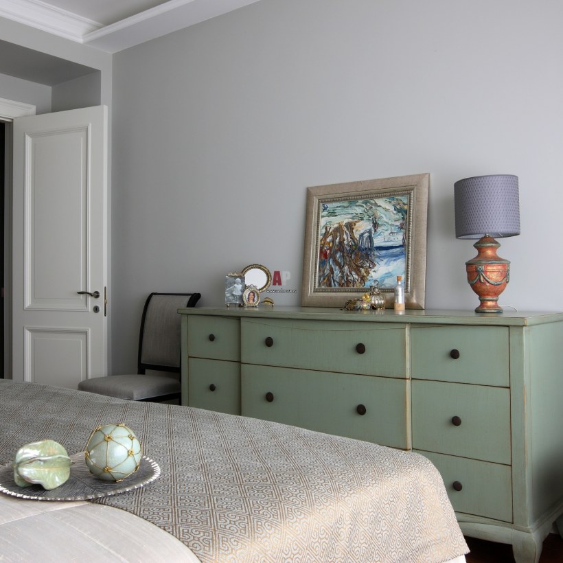 Комод в неоклассическом стиле