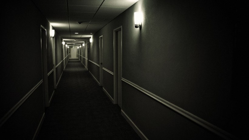 Длинный темный коридор