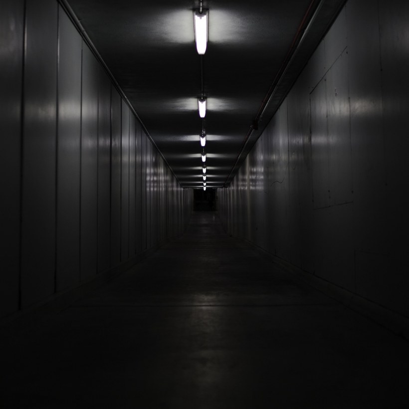 Темный коридор