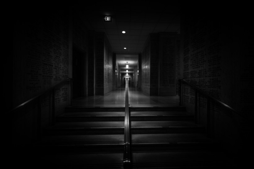 Мрачная тёмная лестница