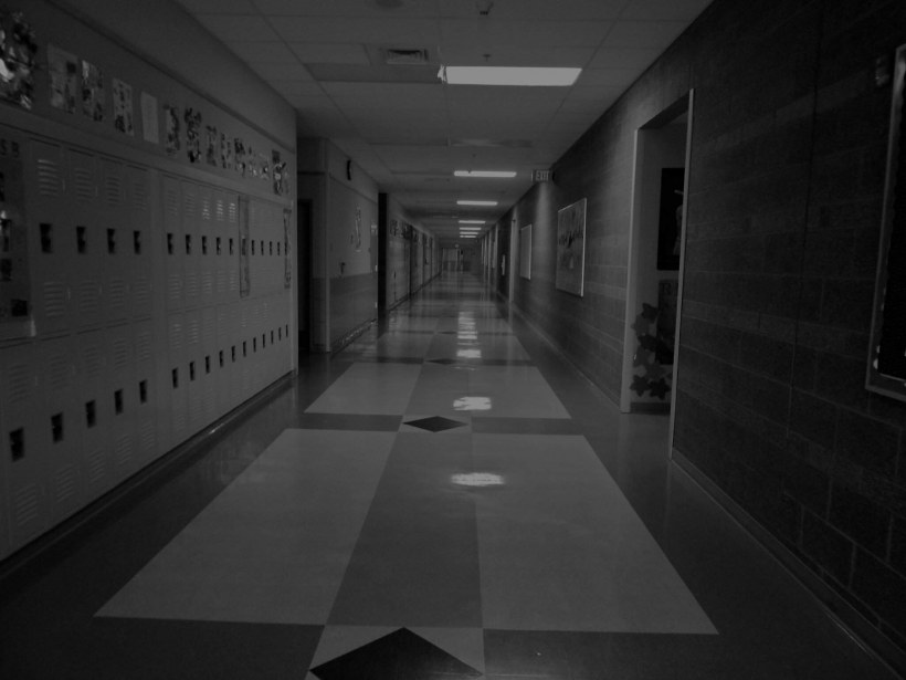 Тёмный школьный коридор