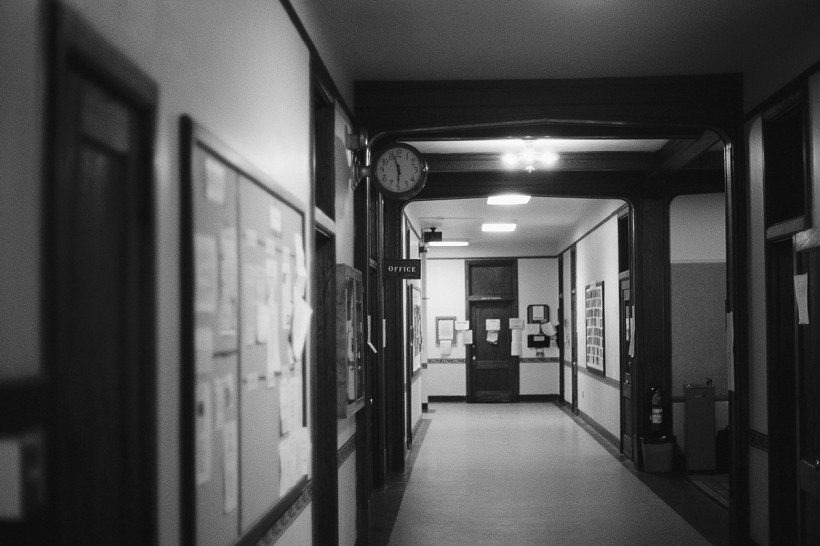 Тёмный школьный коридор